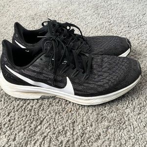 Size 9 Nike Zoom athletic shoes.  Still in good condition.